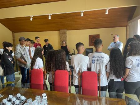 ALUNOS DA REDE MUNICIPAL VISITAM O GABINETE DO PREFEITO